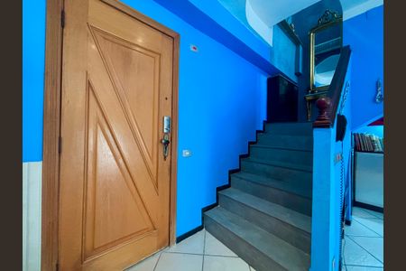 Apartamento para alugar com 180m², 2 quartos e 1 vagaSala - escada de acesso a cobertura