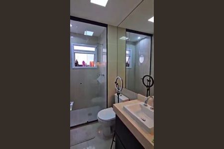 Apartamento à venda com 84m², 2 quartos e 1 vaga Apartamento à venda com 84m², 2 quartos e 1 vagaBanheiro da suíte