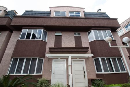 Casa de condomínio para alugar com 250m², 3 quartos e 5 vagas Casa de condomínio para alugar com 250m², 3 quartos e 5 vagasFachada