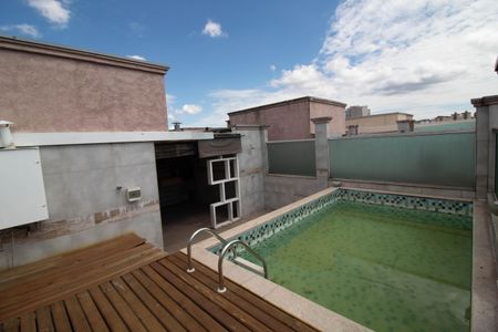 Casa de condomínio para alugar com 250m², 3 quartos e 5 vagas Casa de condomínio para alugar com 250m², 3 quartos e 5 vagasÁrea externa - piscina