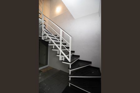 Casa de condomínio para alugar com 250m², 3 quartos e 5 vagas Casa de condomínio para alugar com 250m², 3 quartos e 5 vagasEscada - Garagem