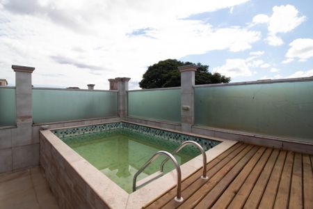 Casa de condomínio para alugar com 250m², 3 quartos e 5 vagas Casa de condomínio para alugar com 250m², 3 quartos e 5 vagasÁrea externa - piscina