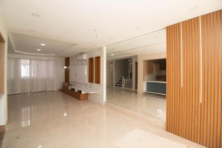 Casa de condomínio para alugar com 250m², 3 quartos e 5 vagas Casa de condomínio para alugar com 250m², 3 quartos e 5 vagasSala