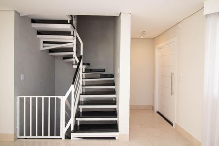 Casa de condomínio para alugar com 250m², 3 quartos e 5 vagas Casa de condomínio para alugar com 250m², 3 quartos e 5 vagasEscada