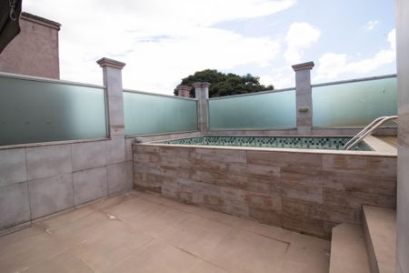 Casa de condomínio para alugar com 250m², 3 quartos e 5 vagas Casa de condomínio para alugar com 250m², 3 quartos e 5 vagasÁrea externa - piscina