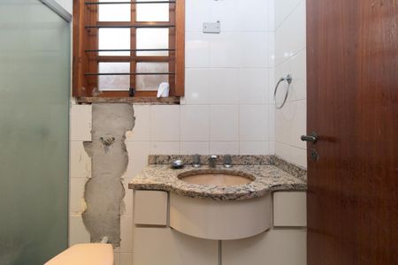 Casa para alugar com 333m², 4 quartos e 6 vagas Casa para alugar com 333m², 4 quartos e 6 vagasBanheiro Social 2