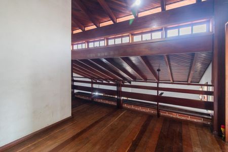 Casa para alugar com 333m², 4 quartos e 6 vagas Casa para alugar com 333m², 4 quartos e 6 vagasCorredor