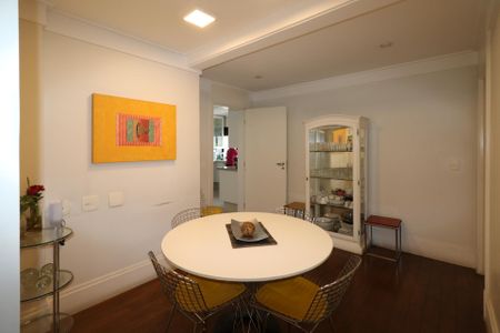 Apartamento à venda com 400m², 5 quartos e 4 vagas Apartamento à venda com 400m², 5 quartos e 4 vagasSala de Café