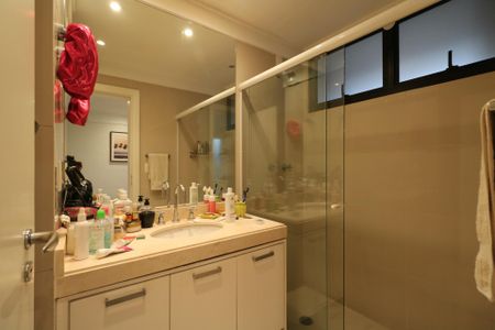 Apartamento à venda com 400m², 5 quartos e 4 vagas Apartamento à venda com 400m², 5 quartos e 4 vagasBanheiro da Suíte 3