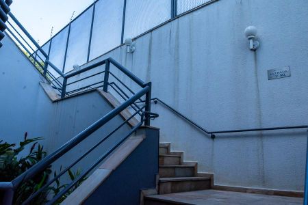 Apartamento para alugar com 156m², 4 quartos e 2 vagas Apartamento para alugar com 156m², 4 quartos e 2 vagasEscadarias acesso aos blocos e portaria