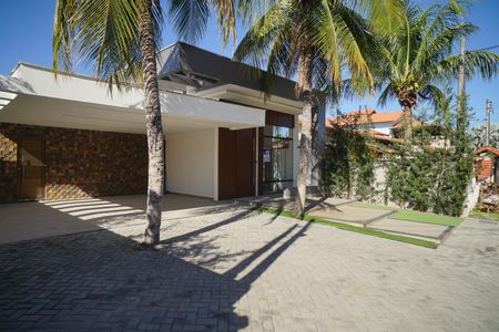 Casa de condomínio para alugar com 360m², 3 quartos e 5 vagas Casa de condomínio para alugar com 360m², 3 quartos e 5 vagasEntrada