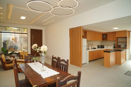 Sala de casa de condomínio para alugar com 3 quartos, 360m² em Ponta Grossa, Maricá