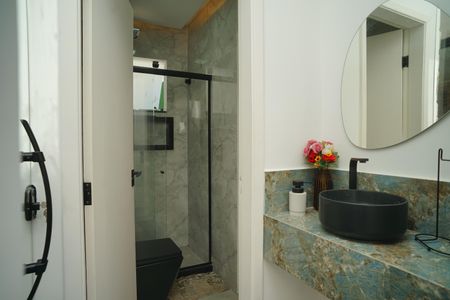 Banheiro de casa de condomínio para alugar com 3 quartos, 360m² em Ponta Grossa, Maricá