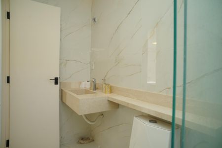 Casa de condomínio para alugar com 360m², 3 quartos e 5 vagas Casa de condomínio para alugar com 360m², 3 quartos e 5 vagasBanheiro do Quarto 3