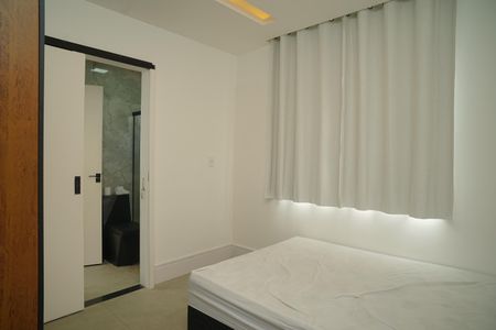 Quarto 1 de casa de condomínio para alugar com 3 quartos, 360m² em Ponta Grossa, Maricá