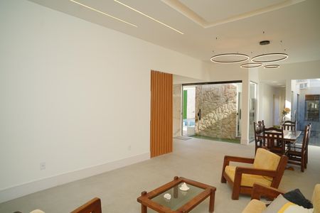 Sala de casa de condomínio para alugar com 3 quartos, 360m² em Ponta Grossa, Maricá