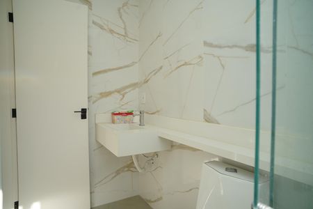 Casa de condomínio para alugar com 360m², 3 quartos e 5 vagas Casa de condomínio para alugar com 360m², 3 quartos e 5 vagasBanheiro do Quarto 2
