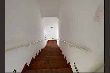 Casa para alugar com 320m², 7 quartos e 5 vagas Casa para alugar com 320m², 7 quartos e 5 vagasEscada