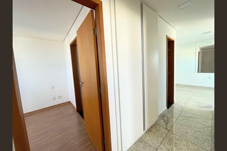 Apartamento à venda com 70m², 3 quartos e 2 vagasCorredor com rouparia