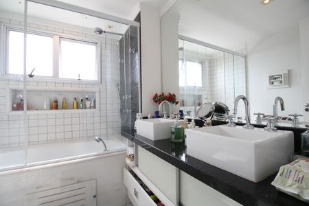 Apartamento à venda com 172m², 3 quartos e 3 vagasBanheiro Suíte 1