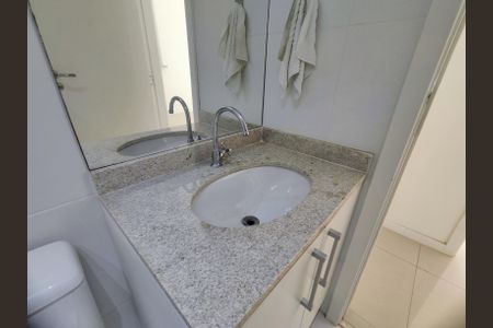 Apartamento à venda com 74m², 2 quartos e 1 vaga Apartamento à venda com 74m², 2 quartos e 1 vagaBanheiro social