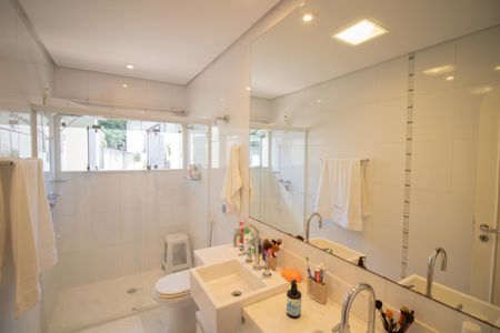 Casa à venda com 500m², 4 quartos e 5 vagas Casa à venda com 500m², 4 quartos e 5 vagasBANHEIRO