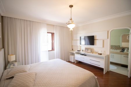 Casa à venda com 500m², 4 quartos e 5 vagas Casa à venda com 500m², 4 quartos e 5 vagasSUÍTE 1