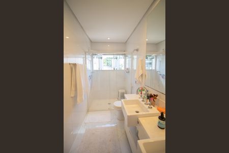 Casa à venda com 500m², 4 quartos e 5 vagas Casa à venda com 500m², 4 quartos e 5 vagasBANHEIRO