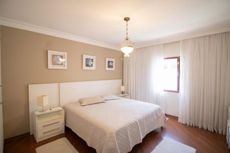Casa à venda com 500m², 4 quartos e 5 vagas Casa à venda com 500m², 4 quartos e 5 vagasSUÍTE 1