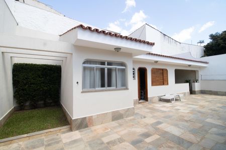 Casa à venda com 500m², 4 quartos e 5 vagas Casa à venda com 500m², 4 quartos e 5 vagasQUINTAL E ÁREA DE SERVIÇO