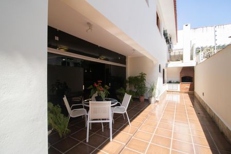 Casa à venda com 500m², 4 quartos e 5 vagas Casa à venda com 500m², 4 quartos e 5 vagasVARANDA E ÁREA EXTERNA