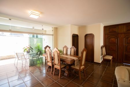 Casa à venda com 500m², 4 quartos e 5 vagas Casa à venda com 500m², 4 quartos e 5 vagasSALA
