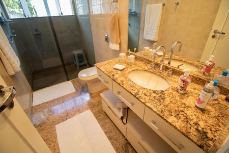 Casa à venda com 500m², 4 quartos e 5 vagas Casa à venda com 500m², 4 quartos e 5 vagasBANHEIRO DA SUÍTE 2