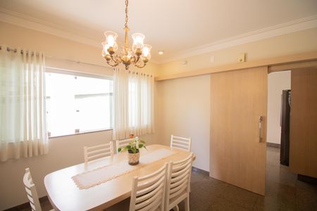 Casa à venda com 500m², 4 quartos e 5 vagas Casa à venda com 500m², 4 quartos e 5 vagasSALA DE DE JANTAR