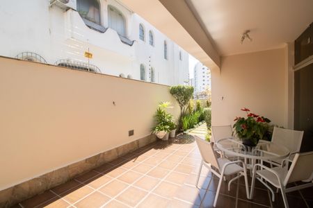 Casa à venda com 500m², 4 quartos e 5 vagas Casa à venda com 500m², 4 quartos e 5 vagasVARANDA E ÁREA EXTERNA