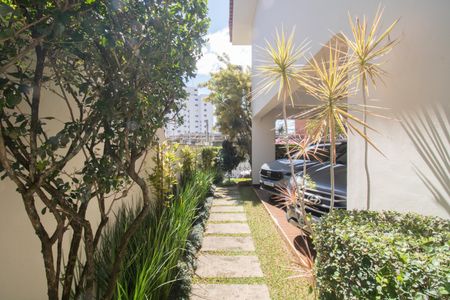 Casa à venda com 500m², 4 quartos e 5 vagas Casa à venda com 500m², 4 quartos e 5 vagasVARANDA E ÁREA EXTERNA