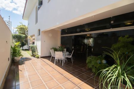 Casa à venda com 500m², 4 quartos e 5 vagas Casa à venda com 500m², 4 quartos e 5 vagasVARANDA E ÁREA EXTERNA