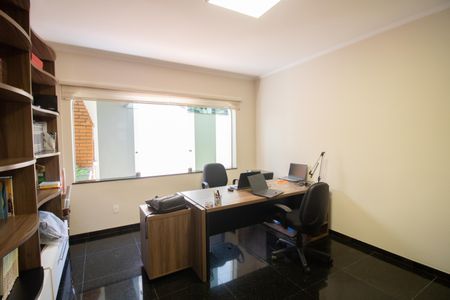 Casa à venda com 500m², 4 quartos e 5 vagas Casa à venda com 500m², 4 quartos e 5 vagasESCRITÓRIO