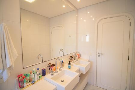 Casa à venda com 500m², 4 quartos e 5 vagas Casa à venda com 500m², 4 quartos e 5 vagasBANHEIRO