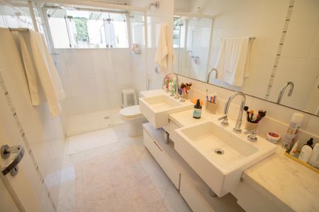 Casa à venda com 500m², 4 quartos e 5 vagas Casa à venda com 500m², 4 quartos e 5 vagasBANHEIRO
