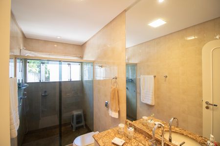 Casa à venda com 500m², 4 quartos e 5 vagas Casa à venda com 500m², 4 quartos e 5 vagasBANHEIRO DA SUÍTE 2