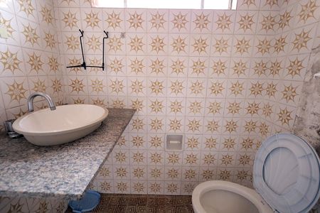 Casa à venda com 118m², 2 quartos e 2 vagasBanheiro 1