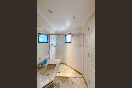 Apartamento à venda com 196m², 3 quartos e 3 vagasBanheiro da Suíte 1