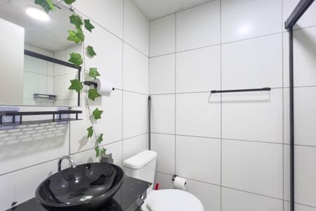 Banheiro de kitnet/studio para alugar com 1 quarto, 24m² em Liberdade, São Paulo