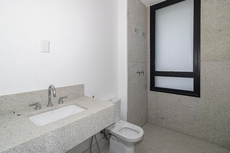 Apartamento à venda com 230m², 3 quartos e 4 vagasBanheiro da Suíte 2