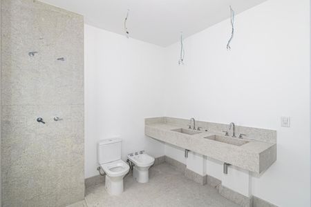Apartamento à venda com 230m², 3 quartos e 4 vagasBanheiro da Suíte 1