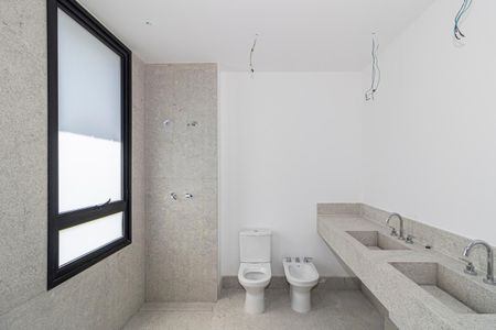 Apartamento à venda com 230m², 3 quartos e 4 vagasBanheiro da Suíte 1