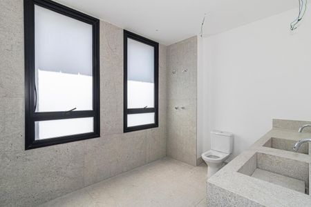 Apartamento à venda com 230m², 3 quartos e 4 vagasBanheiro da Suíte 1