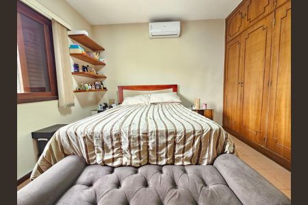 Casa à venda com 300m², 5 quartos e 8 vagasSuite