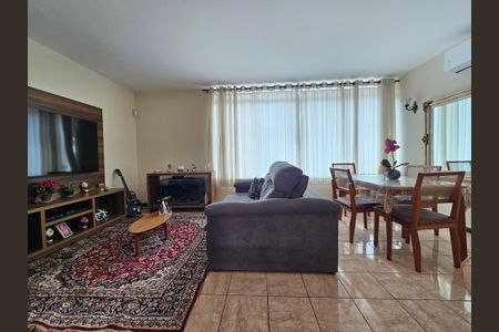 Casa à venda com 300m², 5 quartos e 8 vagasSala